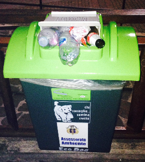 Contenitore per deiezioni canine utilizzato come fosse un mini cassonnetto per rifiuti di carta, vetro e plastica