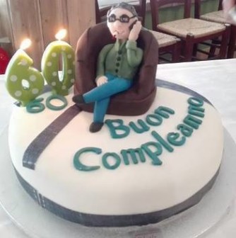 Felice sulla torta
