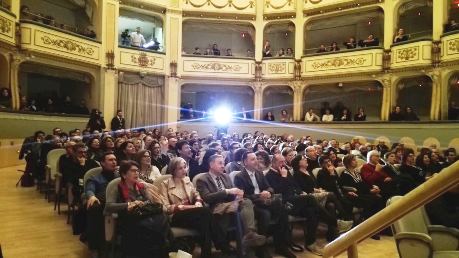 il teatro gremito