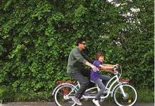 Autismo, tutti in pista con la bici degli abbracci