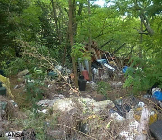 Campobasso, migranti e volontari ripuliscono la discarica abusiva di Monte Vairano