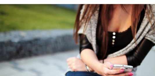 You Pol, nasce l’app per denunciare bullismo, cyberbullismo e spaccio di droga ragazza smartphone