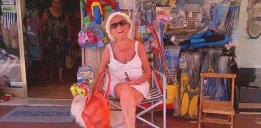 Gina sotto casa