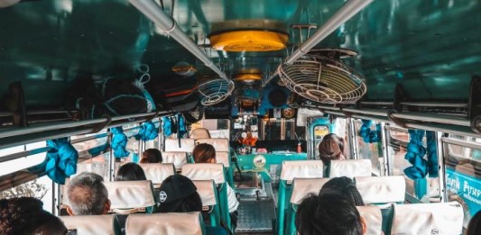 ragazzi in bus