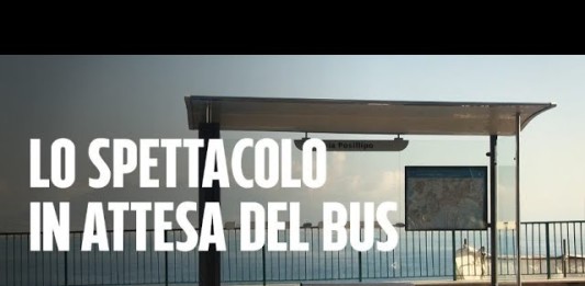 Tutti vorremmo aspettare l’autobus così…